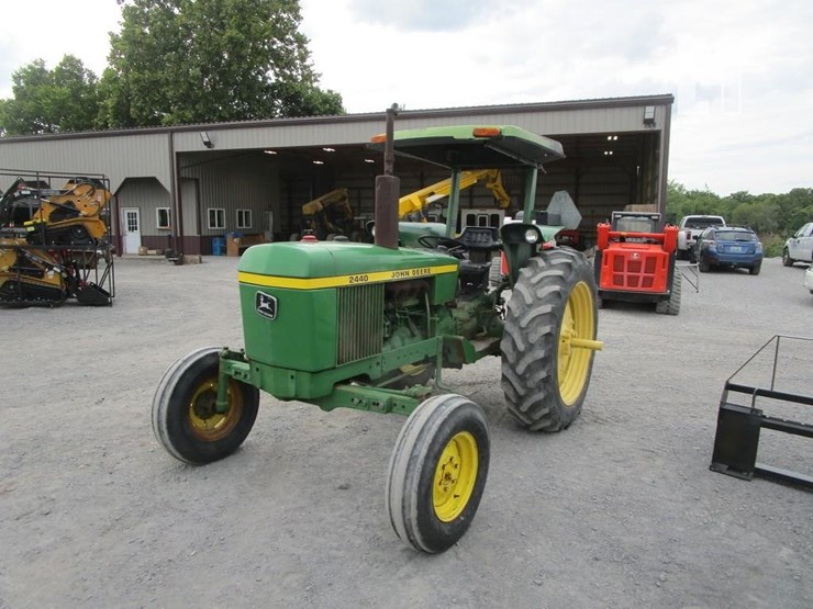 john-deere-2440-image-12