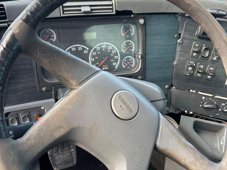 2005-freightliner-columbia-120-image-55