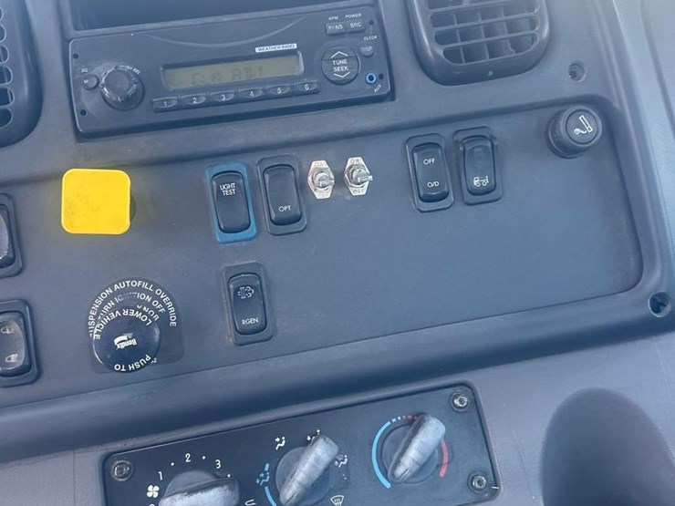 2013-freightliner-business-class-m2-106-image-20