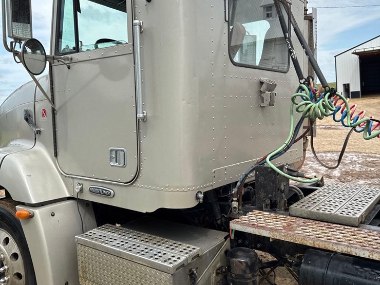 2000-freightliner-fld112-image-22