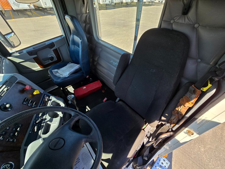 2020-freightliner-columbia-120-image-79