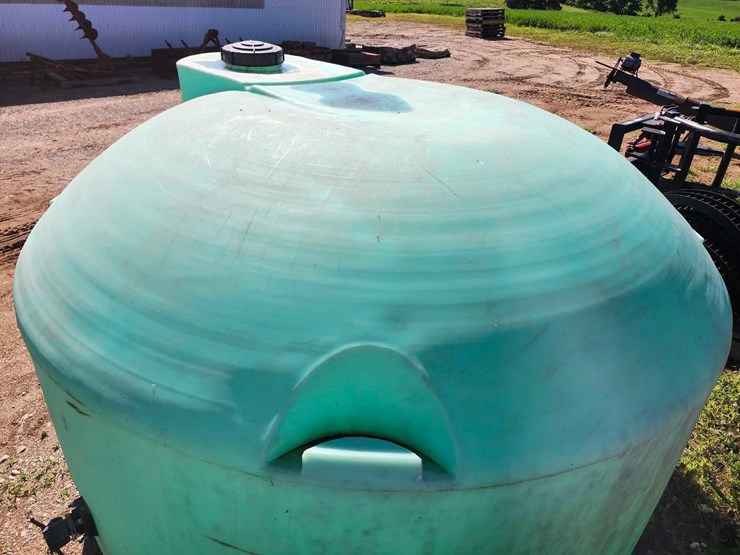 1100-gallon-snyder-flat-bottom-poly-tank-image-3