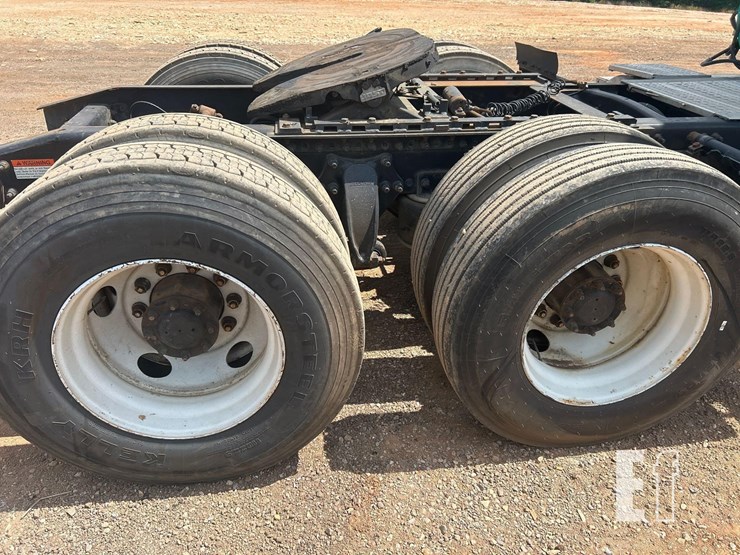 2001-freightliner-century-120-image-21
