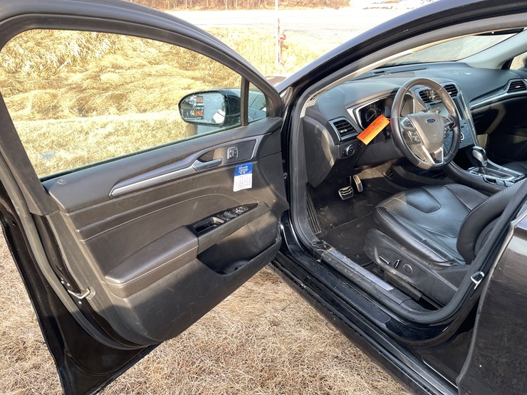 #1043-•-2014-ford-fusion-sedan-(wi-title-in-delay)-image-13