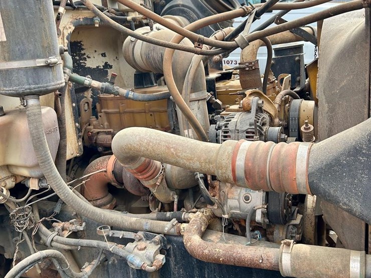2000-peterbilt-330-image-15