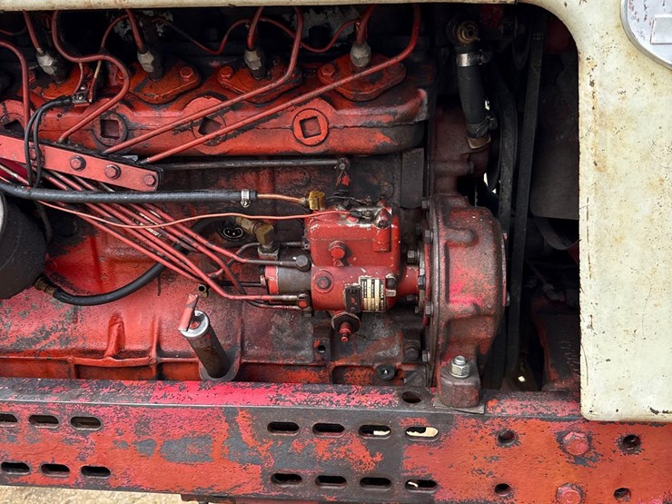 internationa-560-diesel-tractor-image-7