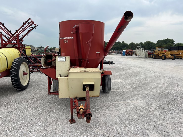 #204793-•-case-ih-1150-feed-grinder-image-2
