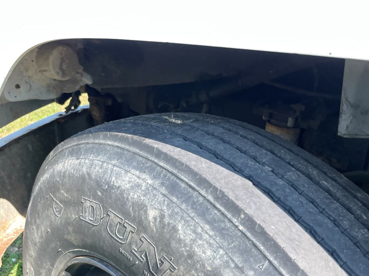 #1013-•-1992-freightliner-cummins-(has-mn-title)-image-12