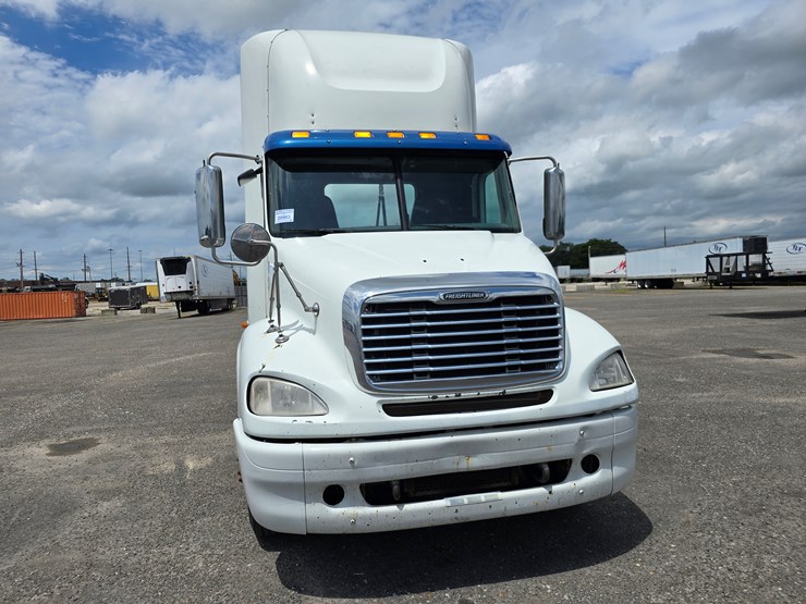 2013-freightliner-columbia-112-image-53