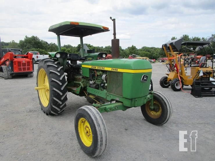 john-deere-2440-image-2