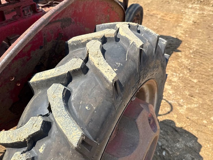 farmall-b-tractor-image-3