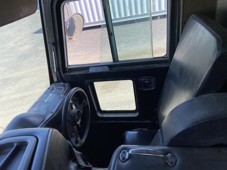 2002-peterbilt-320-image-17