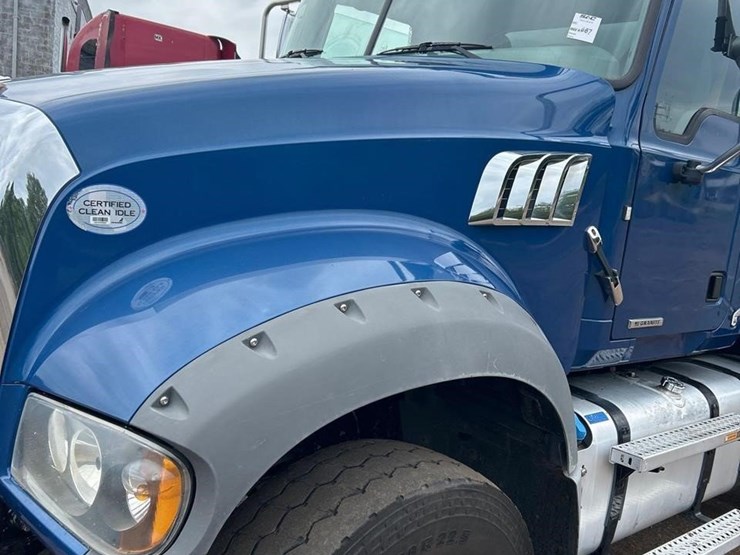 2021-mack-granite-64fr-image-12