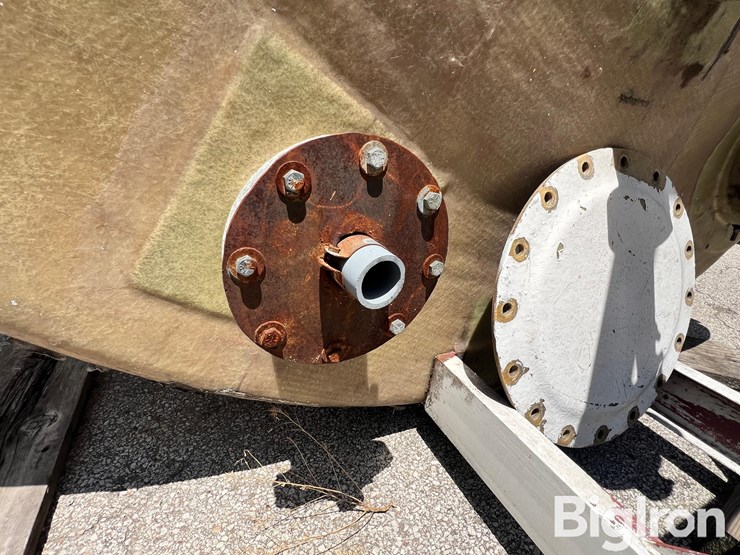 8,000-gallon-(approx.)-fiberglass-liquid-feed-storage-tank-image-12