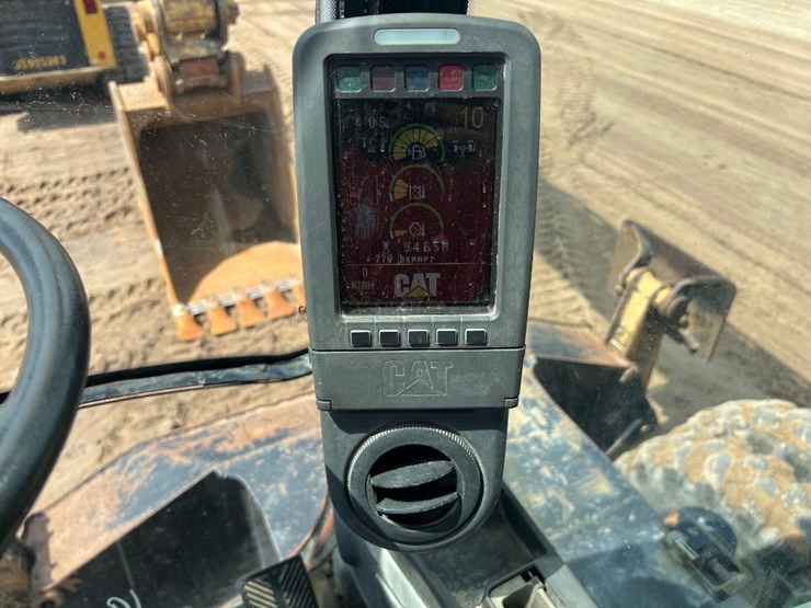 2011-caterpillar-m318d-image-36