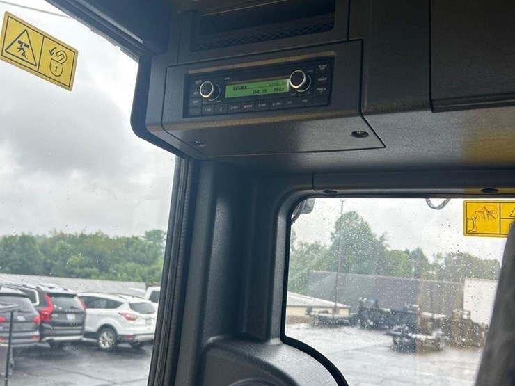 2023-new-holland-e60c-image-21