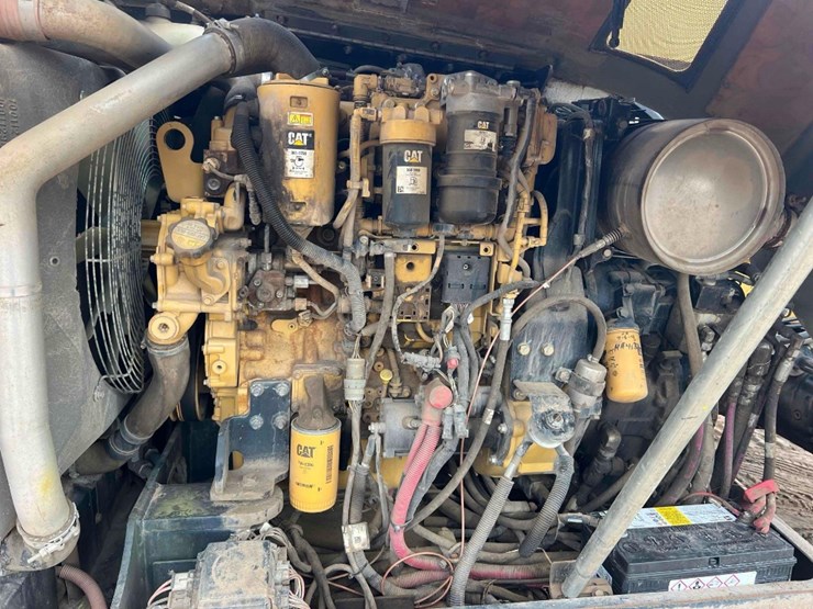 2015-caterpillar-tl1055c-image-25