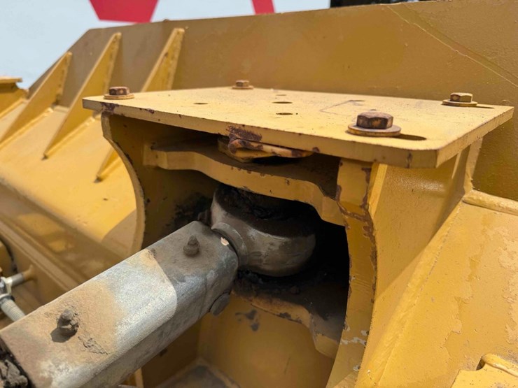 2016-caterpillar-d6k-image-42
