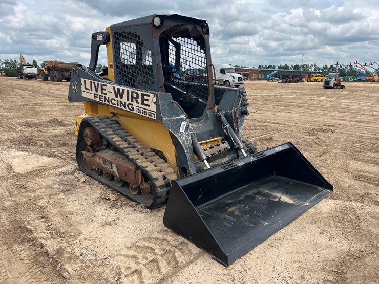 2015-deere-319e-image-6