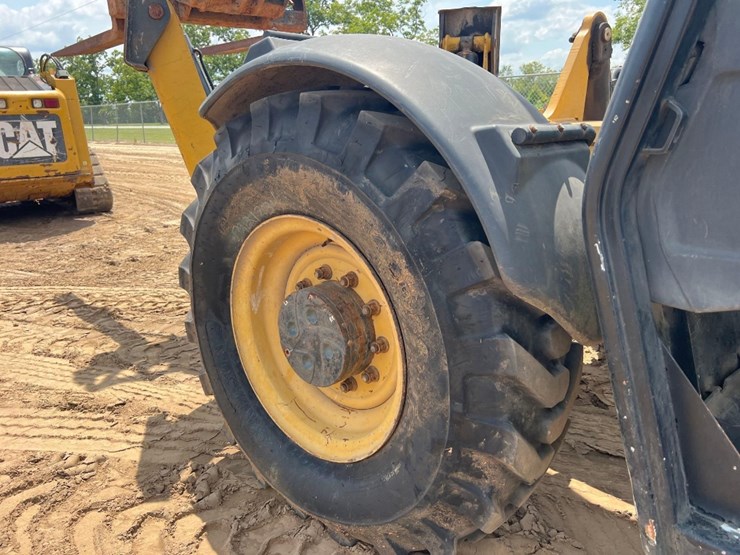 2015-caterpillar-tl1055c-image-29