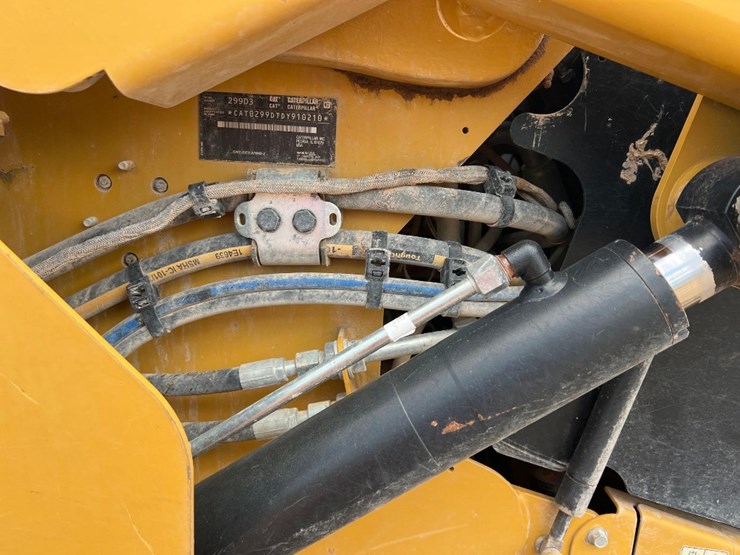 2023-caterpillar-299d3-image-16