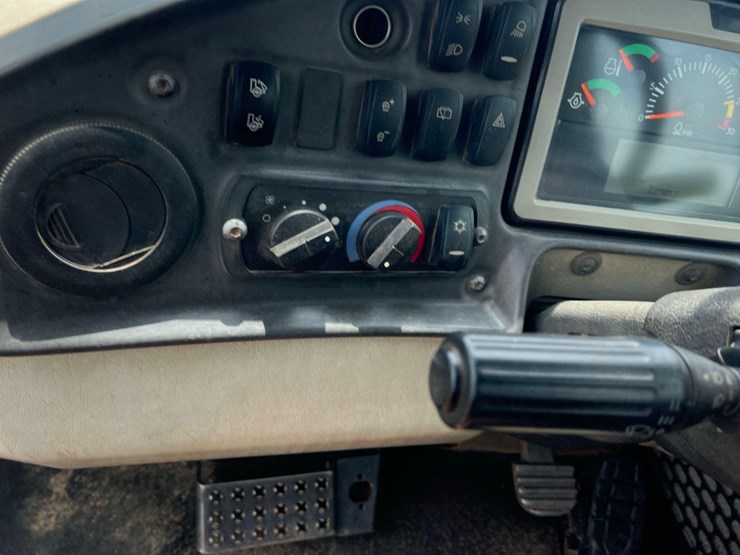 2014-caterpillar-740b-image-38