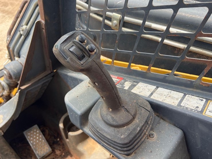 2015-deere-319e-image-28