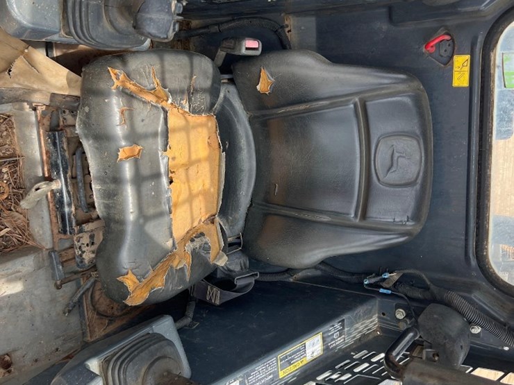 2015-deere-319e-image-27