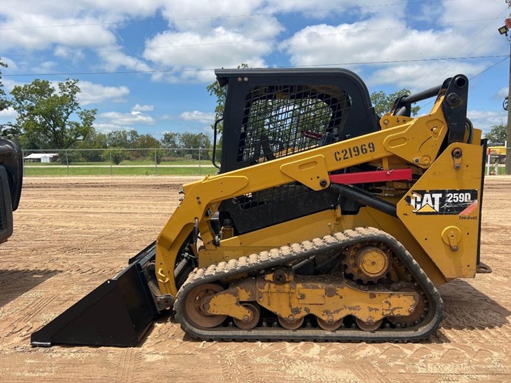 2015-caterpillar-259d-image-1