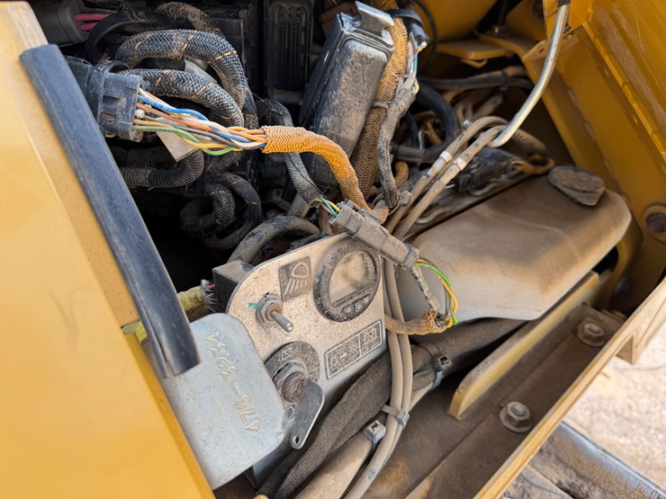 2017-caterpillar-d6n-lgp-image-40