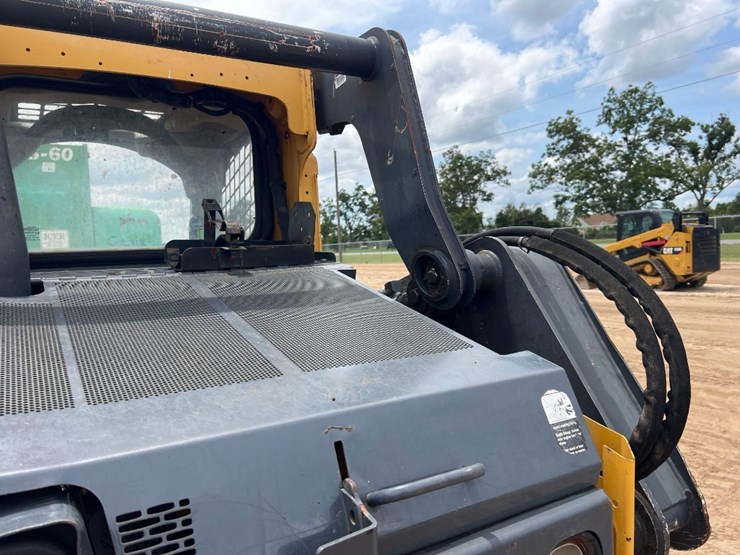 2015-deere-319e-image-23