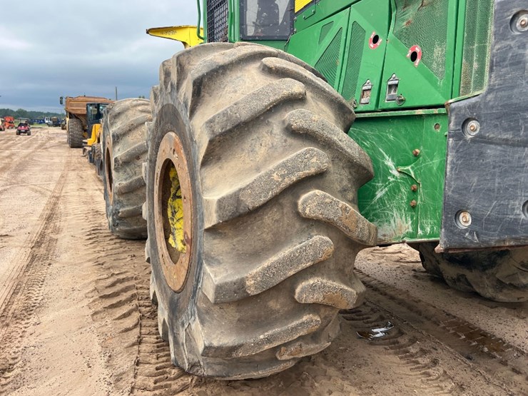 2019-deere-843l-image-28