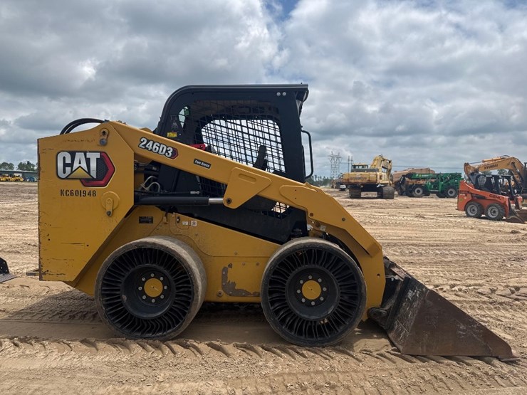 2022-caterpillar-246d3-image-5