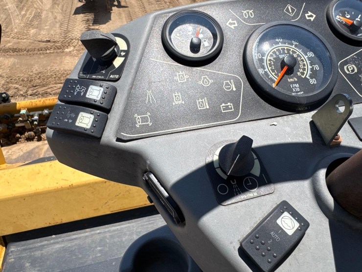 2014-caterpillar-cb54-image-24