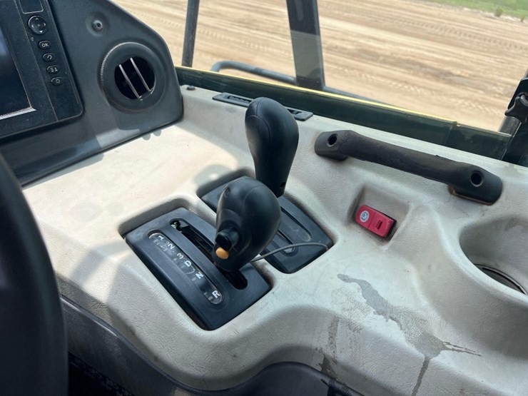 2014-caterpillar-740b-image-36
