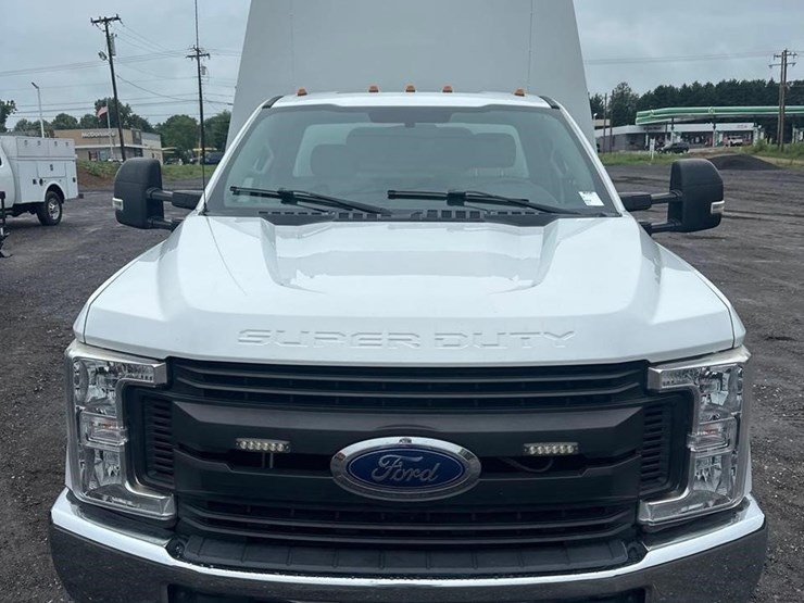 2019-ford-f350-xl-image-2
