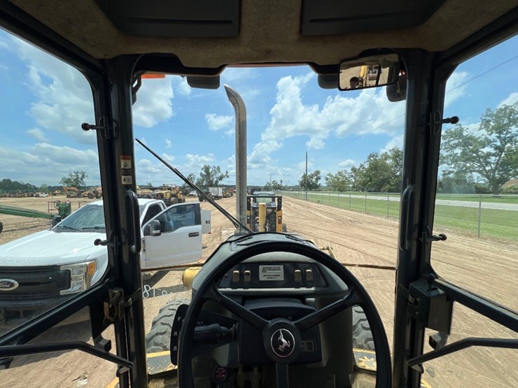 2004-deere-310sg-image-46