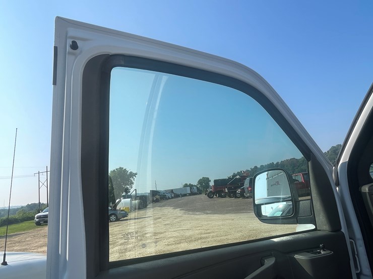 #1033-•-2023-chevy-express-van-(has-wi-salvage-title)-image-37