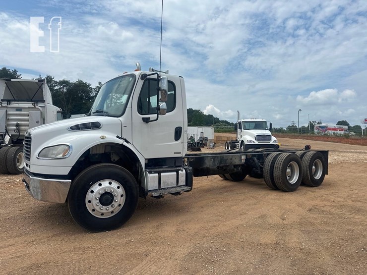 2011-freightliner-business-class-m2-106-image-1