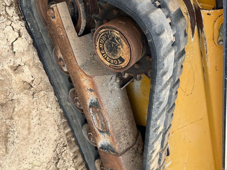 2015-deere-319e-image-13
