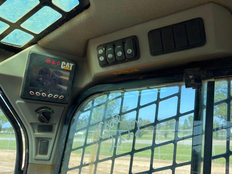 2016-caterpillar-259d-image-27