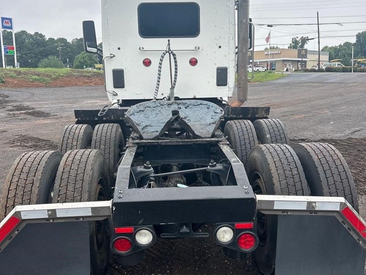2018-peterbilt-567-image-16