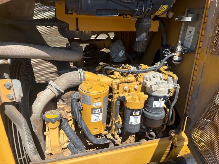 2016-caterpillar-d5k2-lgp-image-17