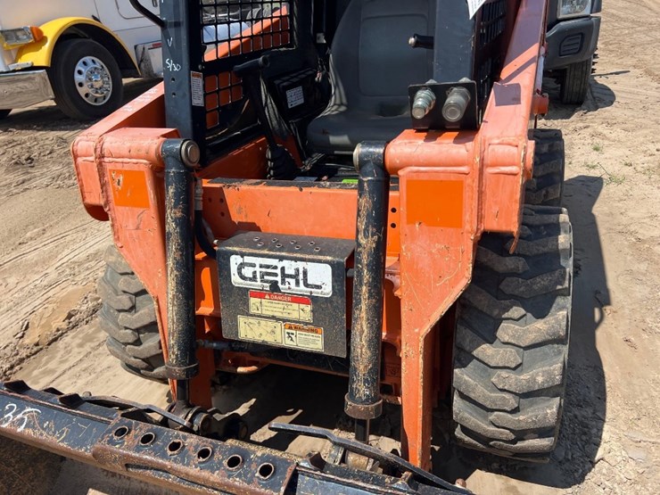 2019-gehl-r105-image-15