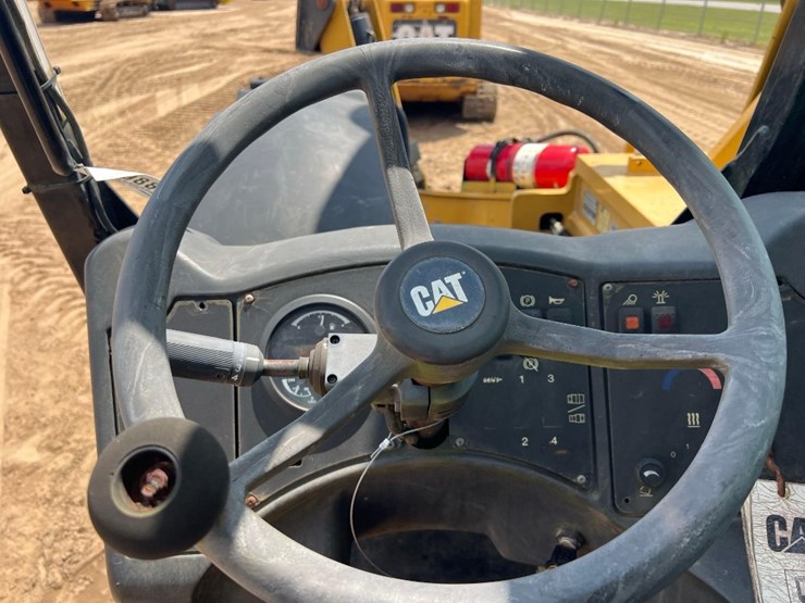 2015-caterpillar-tl1055c-image-35