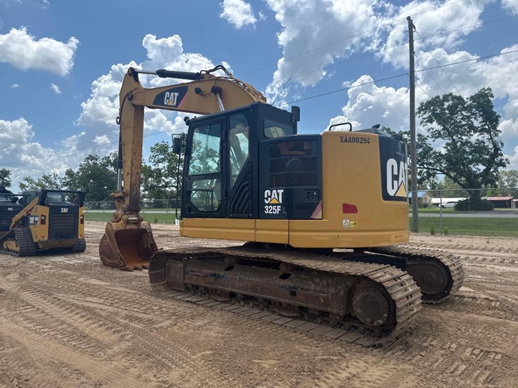 2016-caterpillar-325fl-image-8