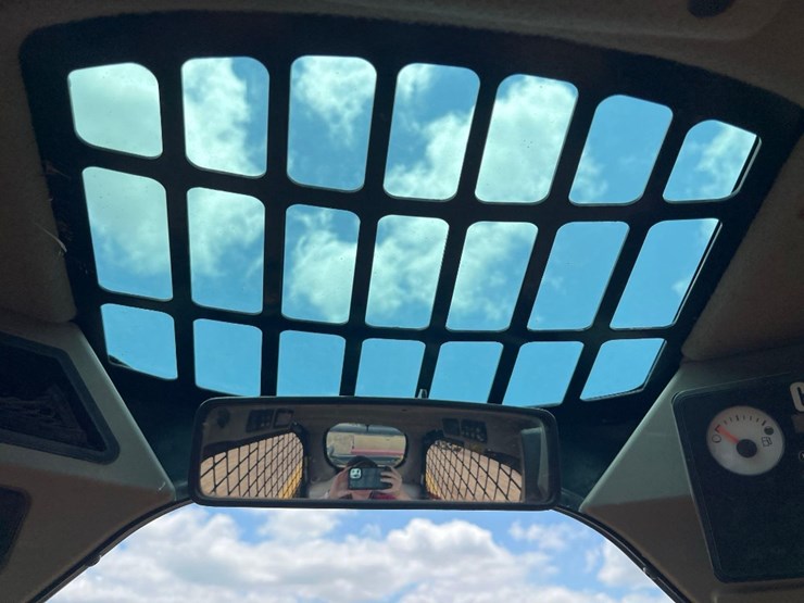 2015-caterpillar-259d-image-30