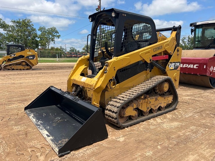 2015-caterpillar-259d-image-8