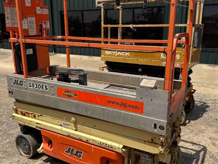 2009-jlg-1930es-image-6