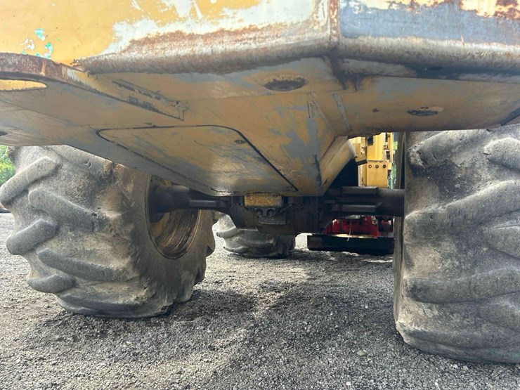caterpillar-573-image-16